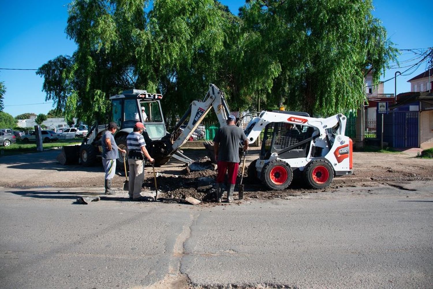 Obras Sanitarias reparó un caño madre