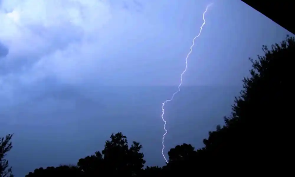 ¿Qué ocurre si un rayo impacta en el auto?