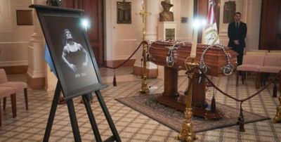Familiares y fanáticos despidieron a la Locomotora Oliveras en la Legislatura de Santa Fe