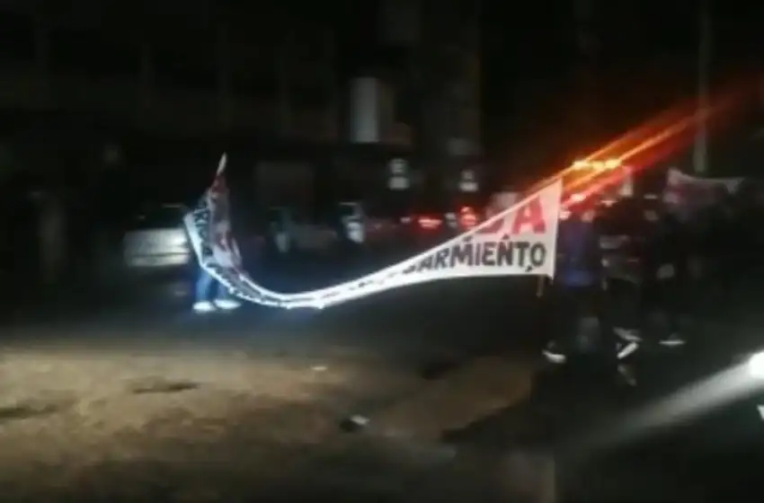 Sin luz y bajo la lluvia, los vecinos de la ex Terminal se manifiestan por la inseguridad