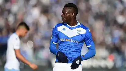 Lazio, multado por cantos racistas de su hinchada hacia Mario Balotelli 
