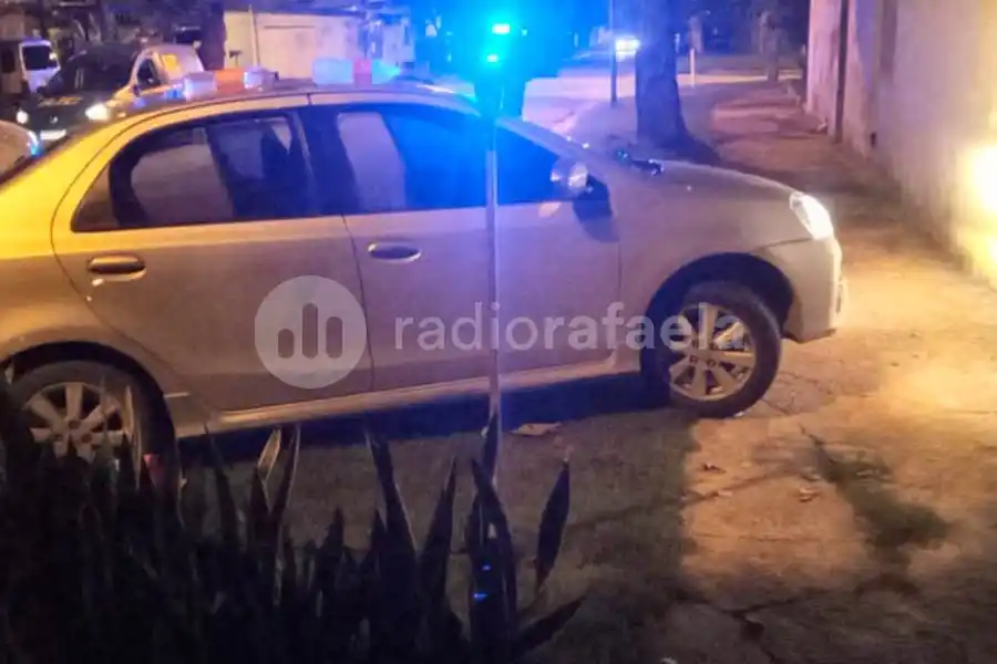 Toyota Etios en el que iban cuatro hombres