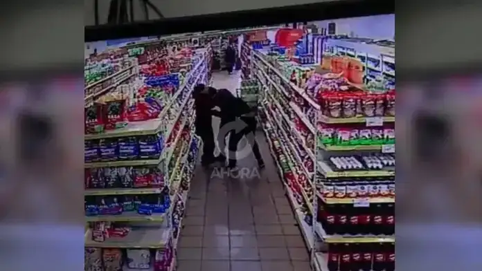 Dos hermanos se pelearon a las trompadas dentro de un supermercado chino