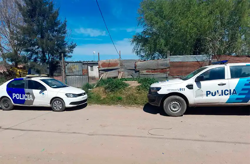 Se cortó los brazos y estaba colgado de un árbol