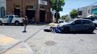 Una joven fue hospitalizada tras un choque entre un auto y una moto