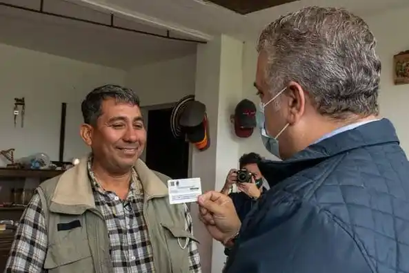 Iván Duque entrega primera tarjeta del Estatuto de Protección Temporal a un ingeniero venezolano