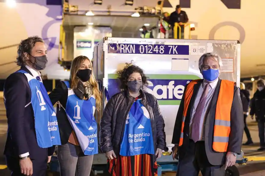 Alberto Fernández recibió dosis de AstraZeneca junto a su gabinete en Ezeiza