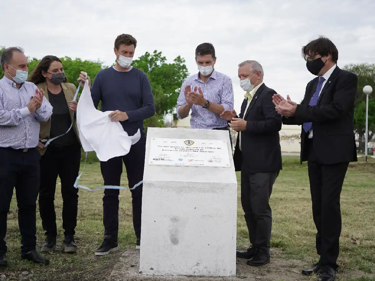 Se descubrió la piedra basal  del nuevo edifico del Cres