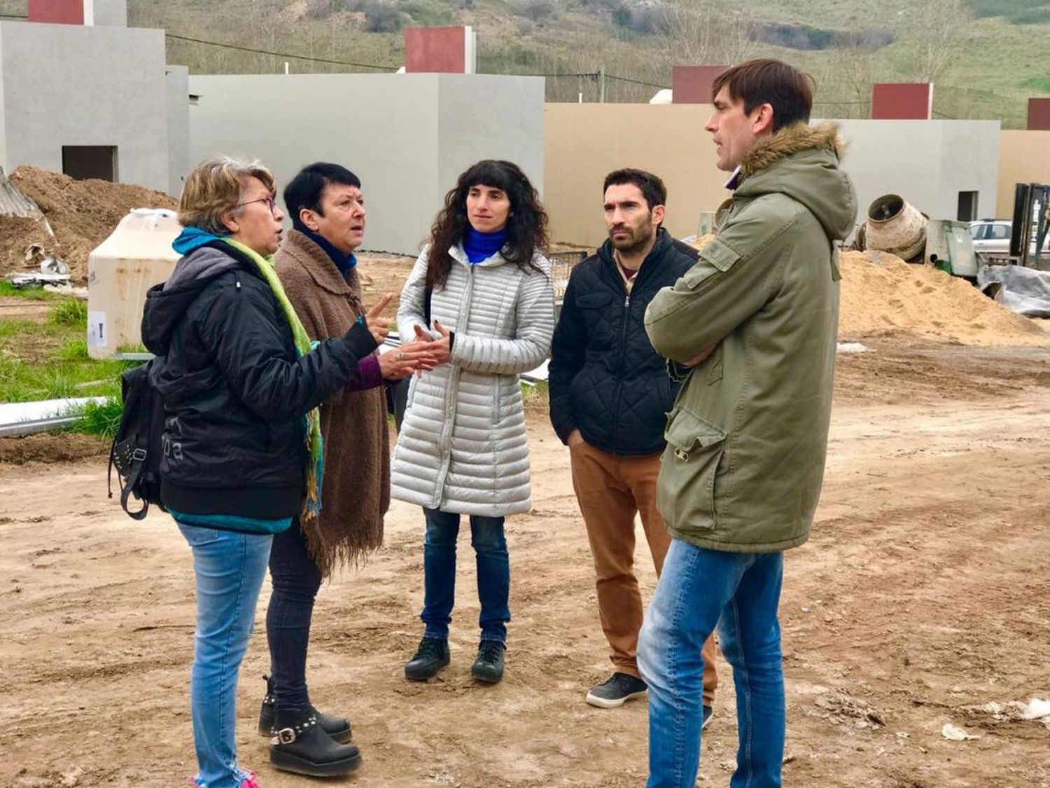 Recorrida por el barrio que construye Mujeres sin Techo