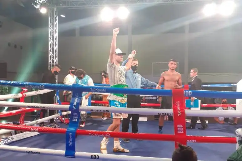 Bastida tuvo un duro combate pero se quedó con el cinturón