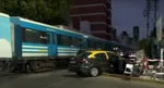 imagen Buenos Aires: un tren arrolló a un taxi y sus dos ocupantes se fugaron