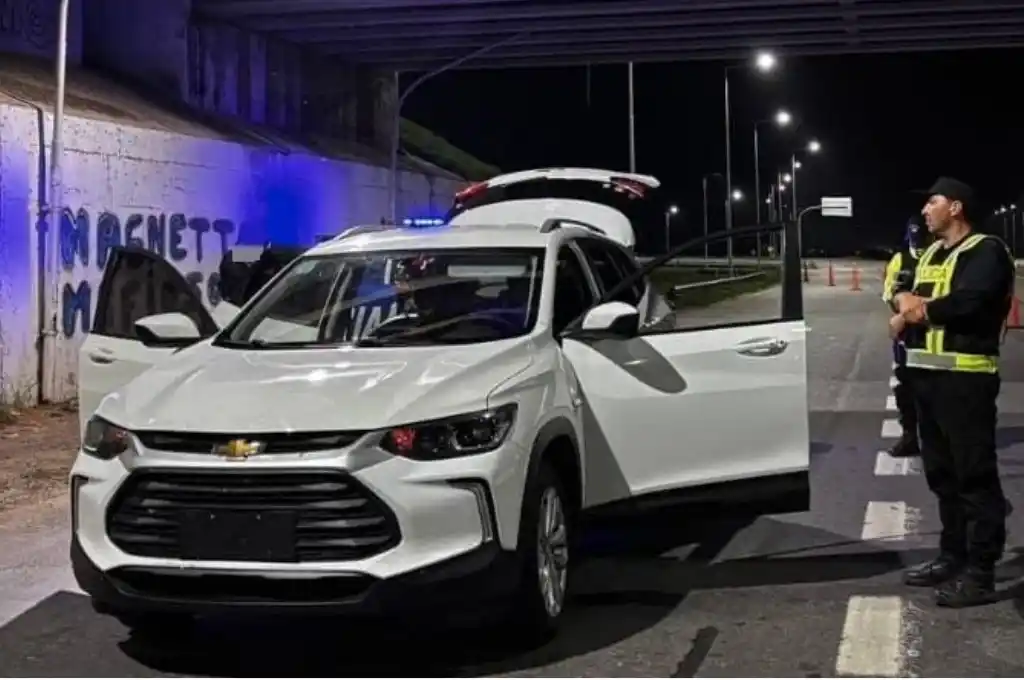 La identificación del Chevrolet estuvo motivada por la falta de chapa patente delantera.
