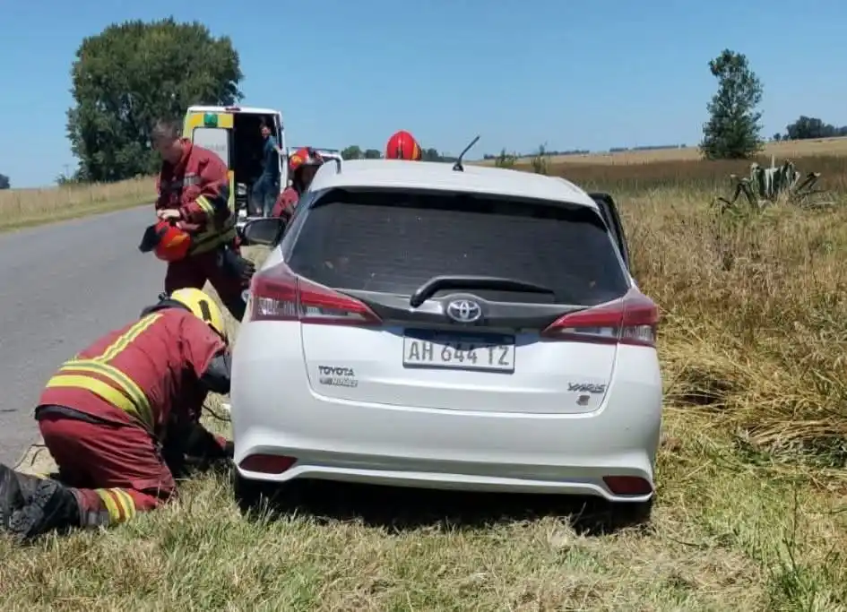 El vehículo terminó volcado sobre la banquina de la Ruta 30. Gentileza: La Nueva Verdad de Rauch.