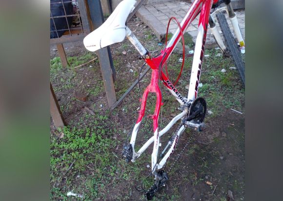 Dejó la bici en el patio de la escuela y le robaron una rueda