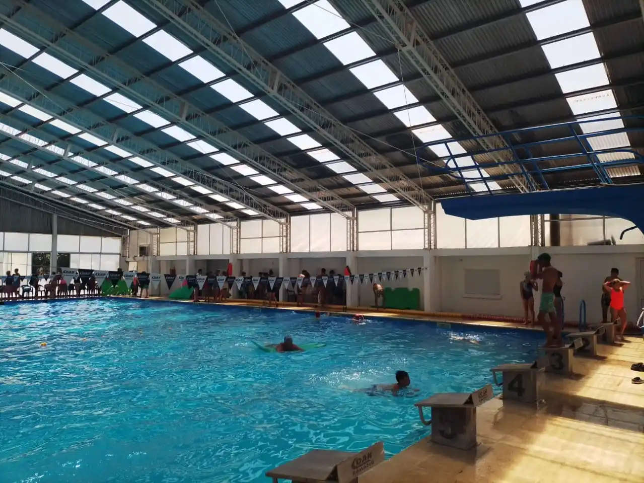 Intensa actividad en el natatorio del centro de educación física