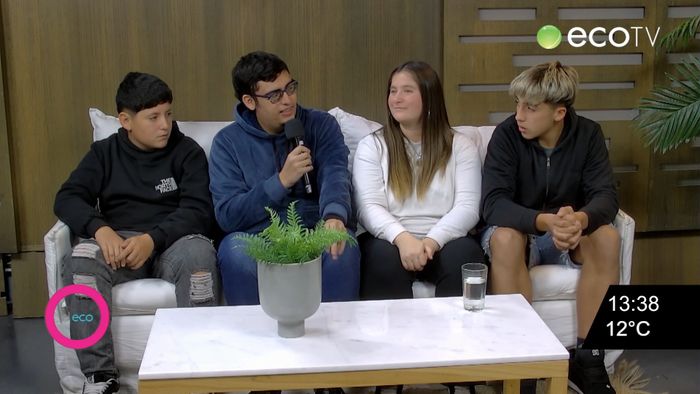 Jóvenes de una iglesia cristiana pintaron el SUM del hospital de Niños