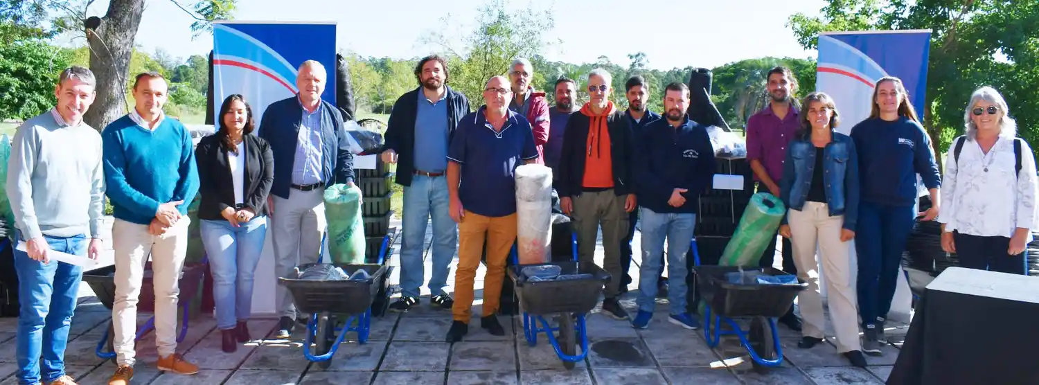 Salto Grande entregó a municipios de la región herramientas e insumos para sus viveros de nativas