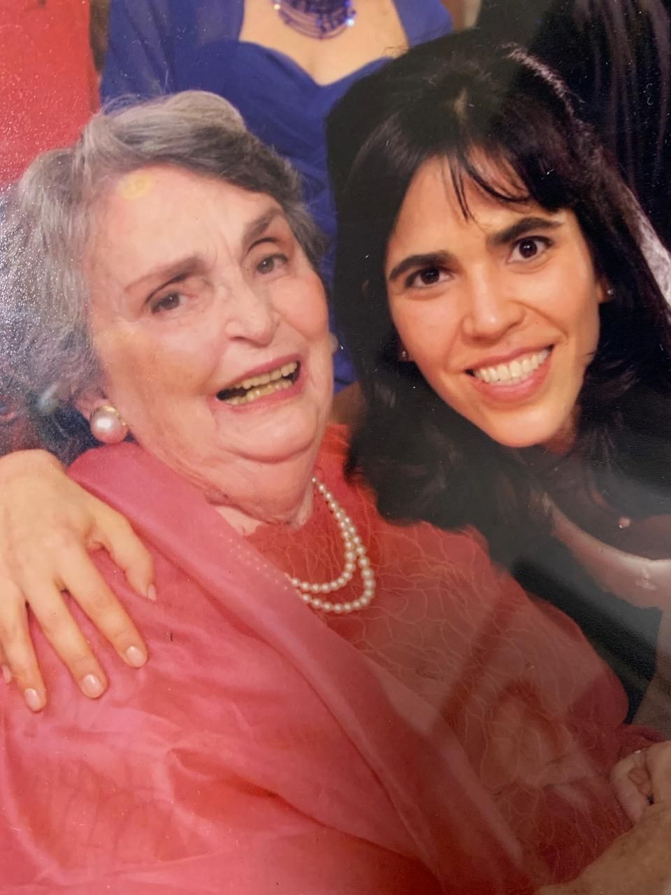 Sarita Critto junto a su abuela Sara Bunge de Shaw.