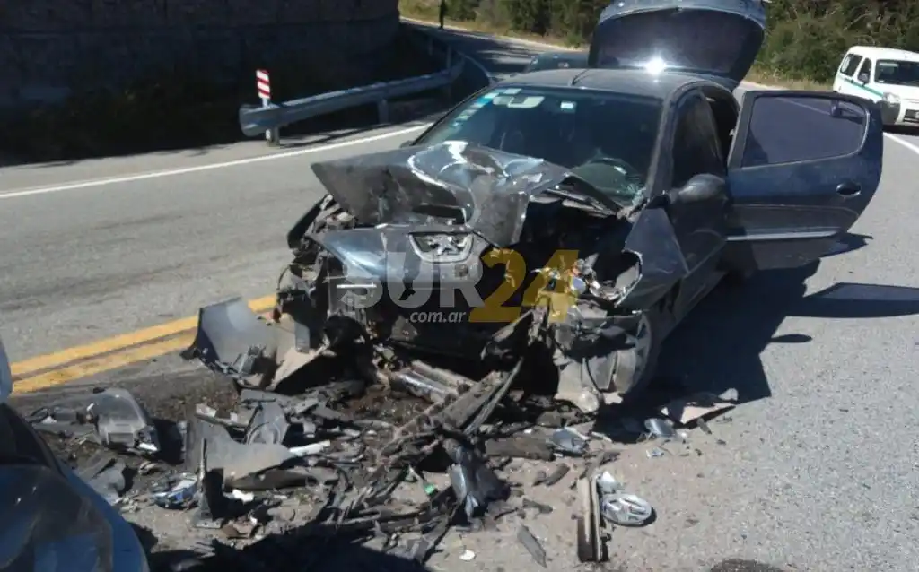Choque frontal entre una camioneta y un auto en el camino de los 7 Lagos