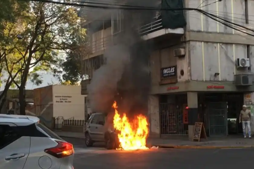 Tensión en el centro de Rosario por un auto incendiado