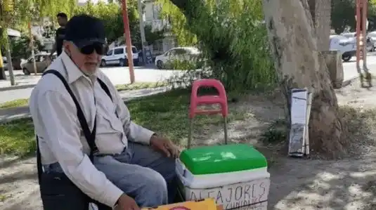 Lo conocían como “El abuelito Leo” y vendía golosinas en una plaza, pero cuando murió descubrieron que lo buscaban por haber violado a dos nenas