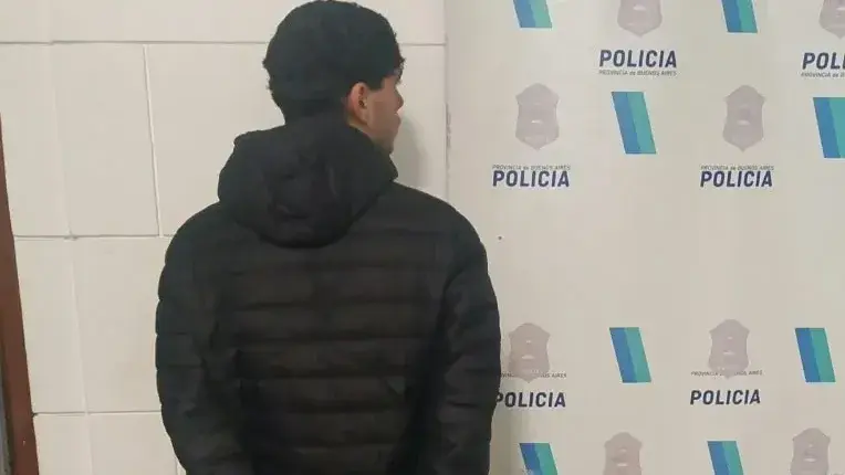 El sujeto de 21 años de edad al ser ingreso en los calabozos de la comisaría primera