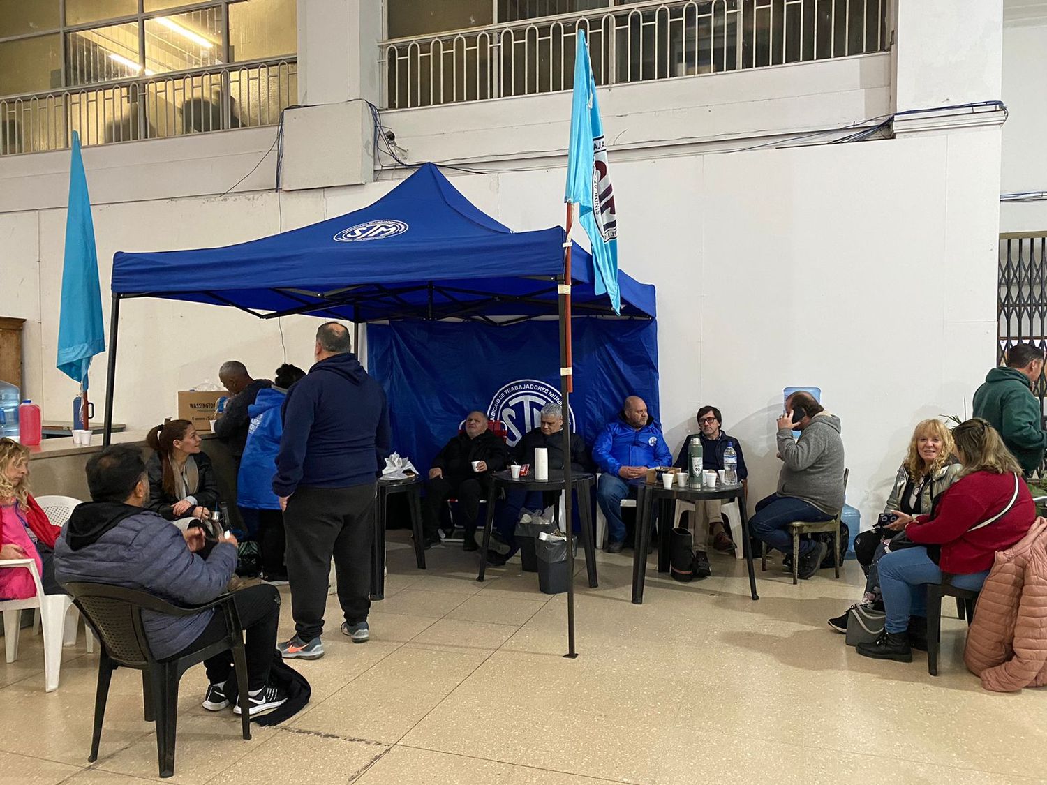 Conflicto paritario: los municipales acampan en el hall y lanzan una nueva retención de tareas