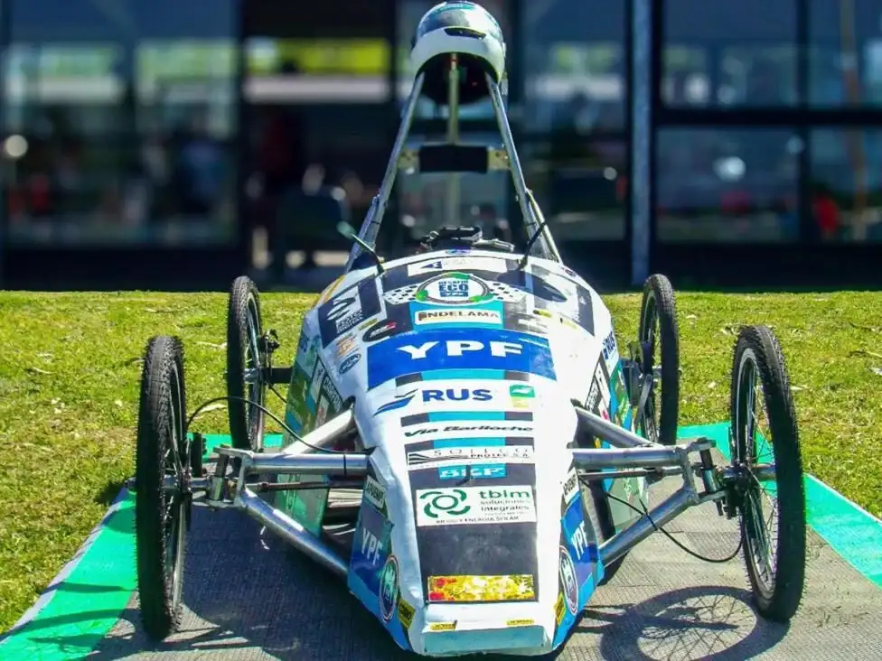 Estudiantes de la Técnica de Crespo construyen un auto eléctrico para competir en el Desafío ECO YPF