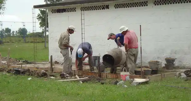 En Urdinarrain siguen las obras de sanitarios en el Polideportivo