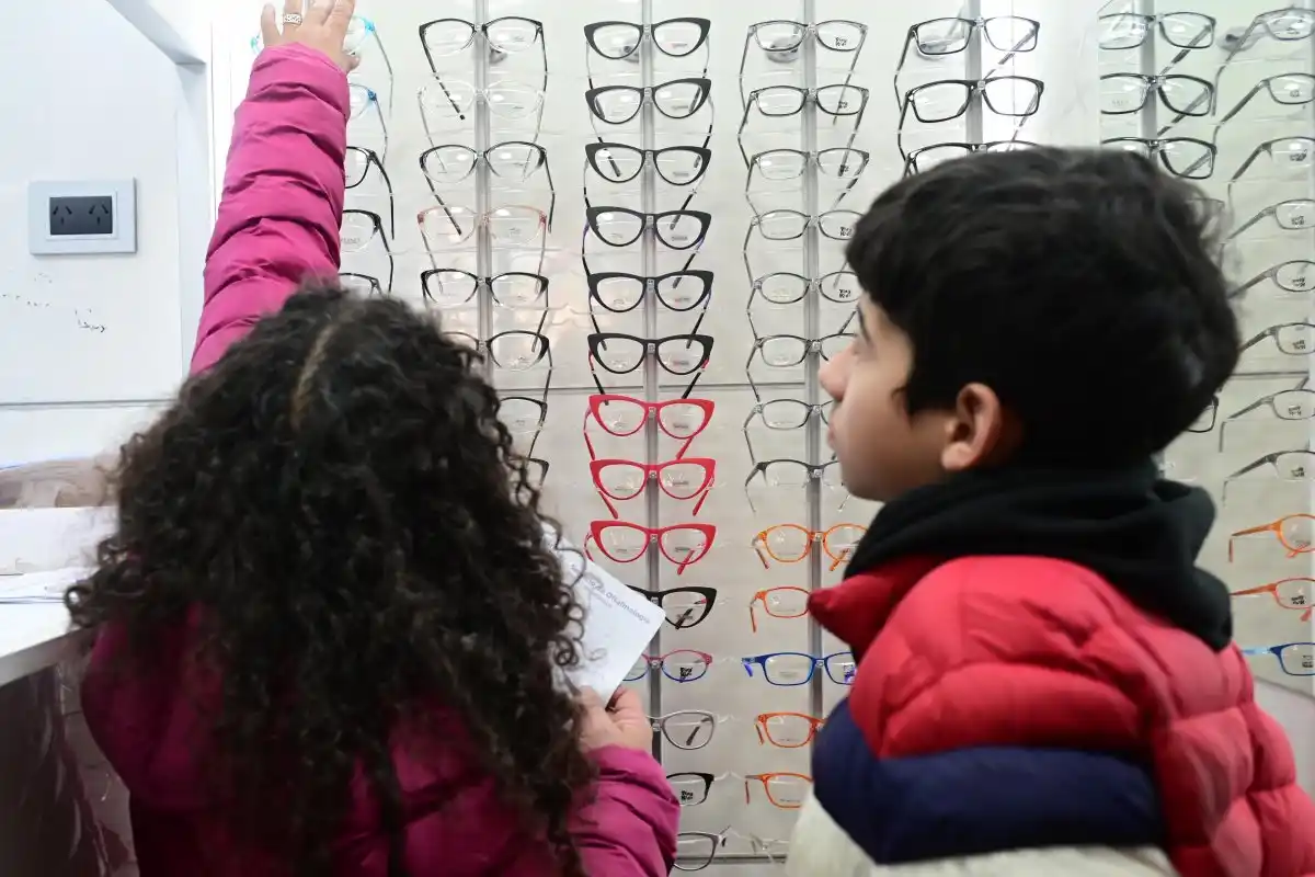 Entregaron anteojos gratuitos a niños de la ciudad en el Mercado de la Vieja Terminal