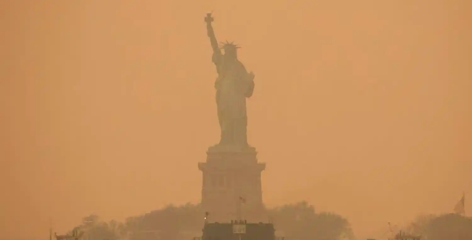 Por qué Nueva York está cubierta de humo: las impactantes imágenes