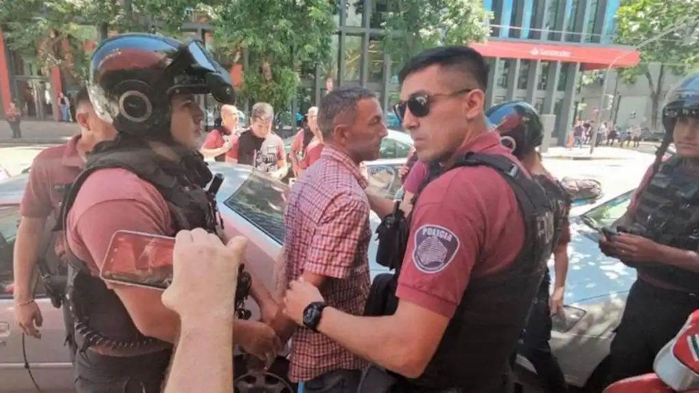 Detuvieron al hombre que arrojó un botellazo a Milei durante la asunción presidencial