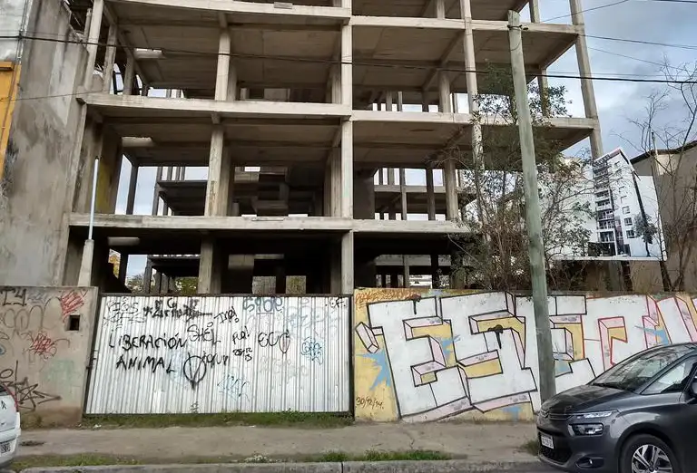 "Peligrosa estructura de 9 pisos abandonada hace 7 años"