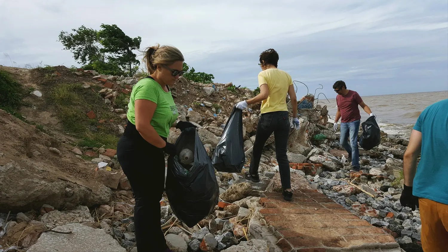Vicente López: Una concejal limpió la costa y pidió presencia del municipio