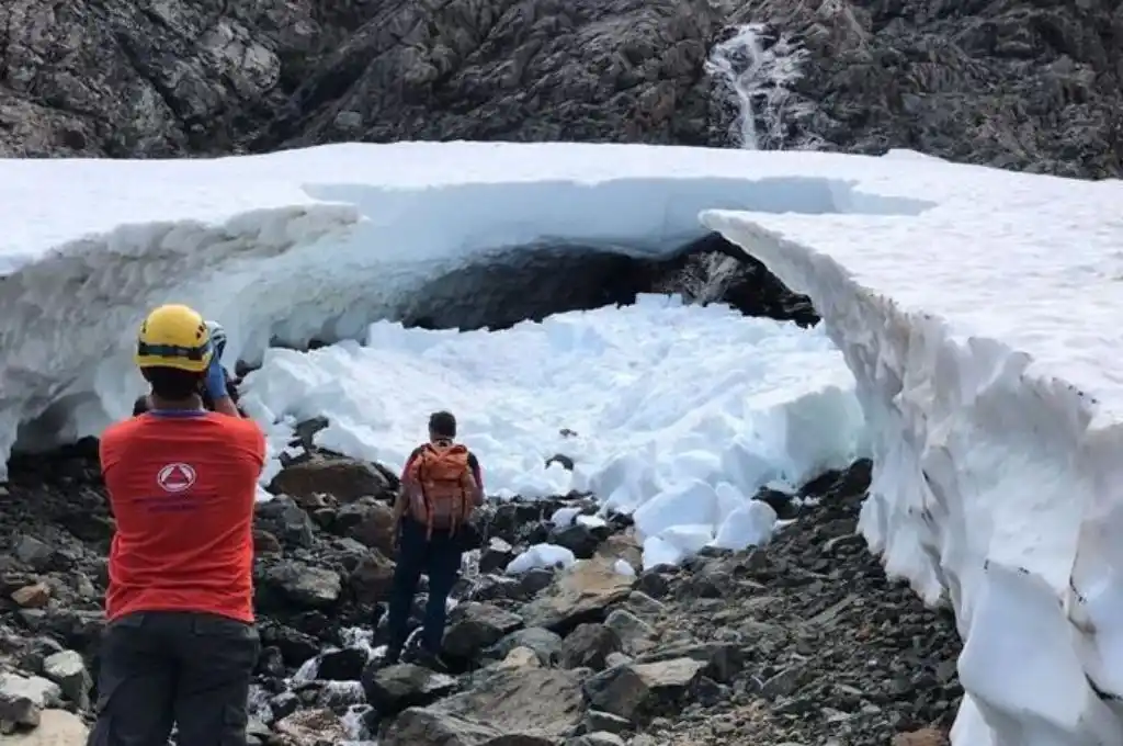El Bolsón: un turista murió tras un derrumbe en unas cuevas cercanas al Glaciar Hielo Azul
