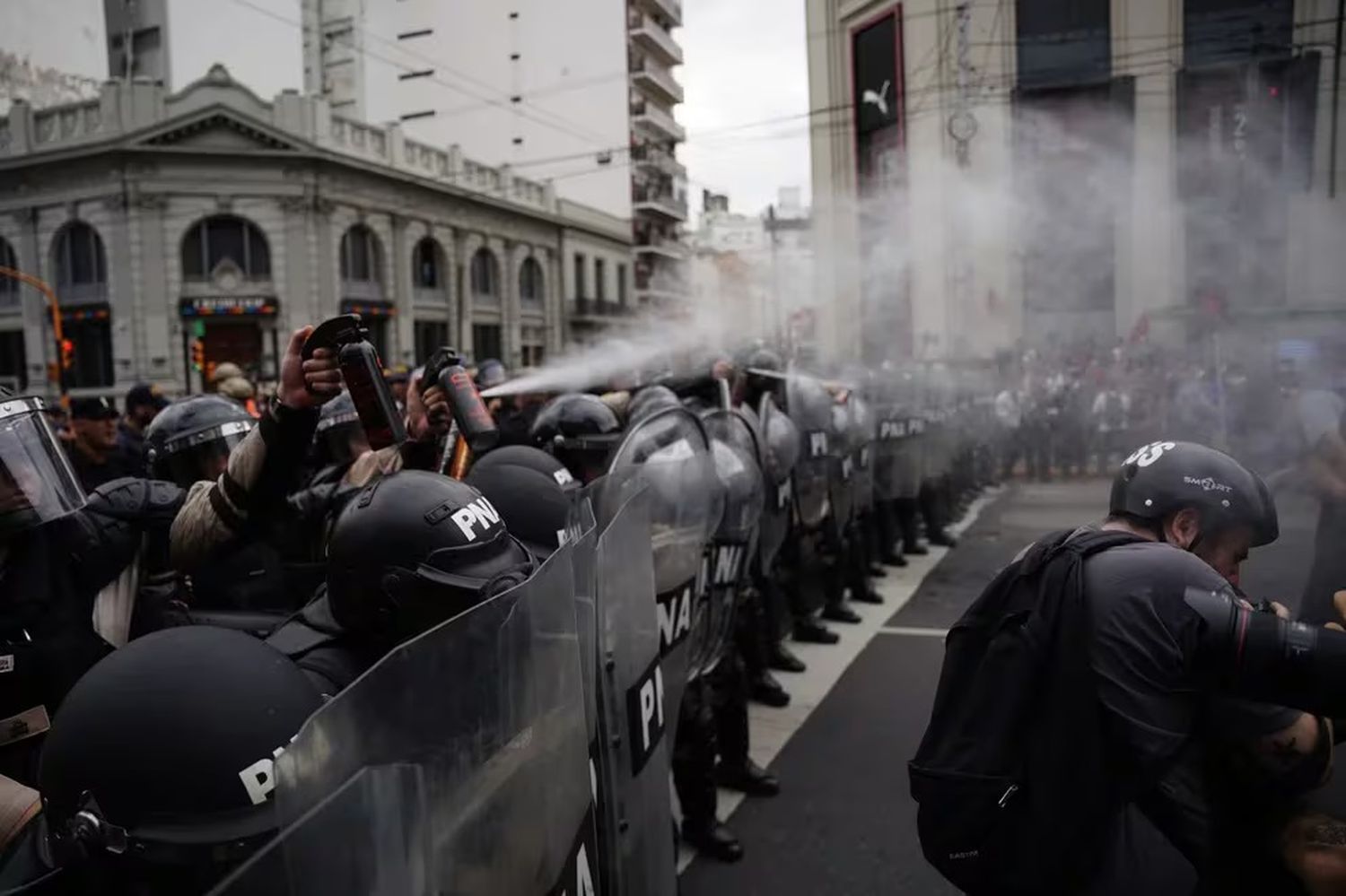 La policía despeja con gases lacrimógenos en Puente Pueyrredón. (Fotos: Franco Fafasuli)