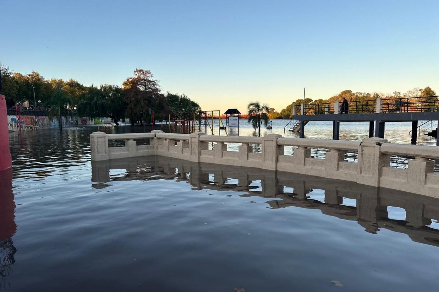 La creciente afectó el alumbrado público de gran parte de la Costanera