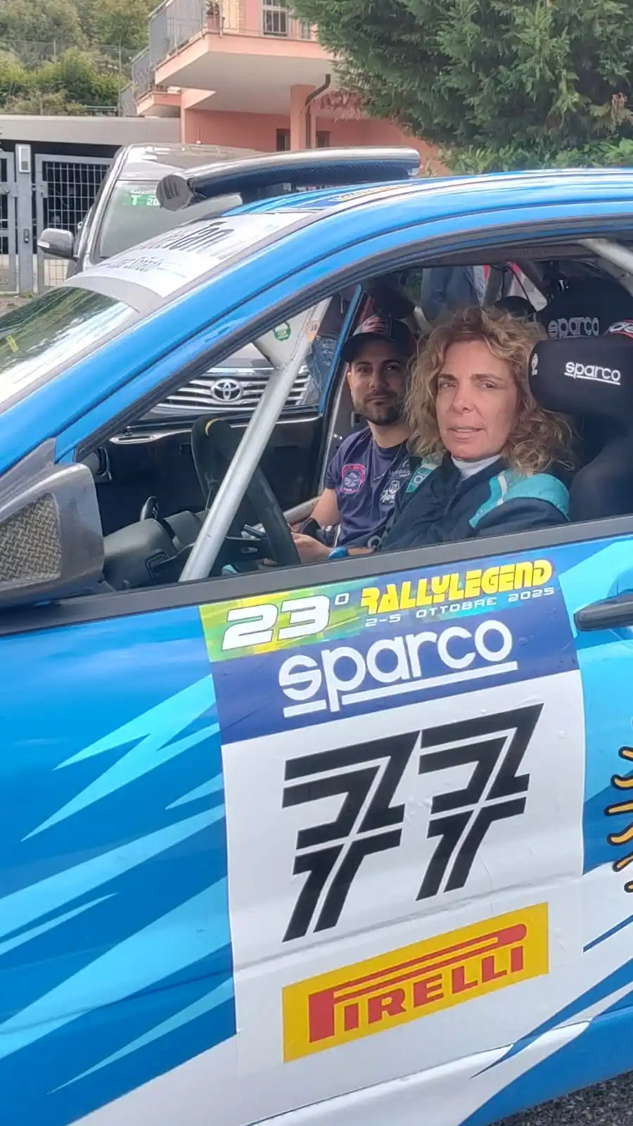 La tandilense Karina Dobal inicio su participación en el Rally Legend de San Marino con dos pruebas nocturnas ante miles de fanáticos.