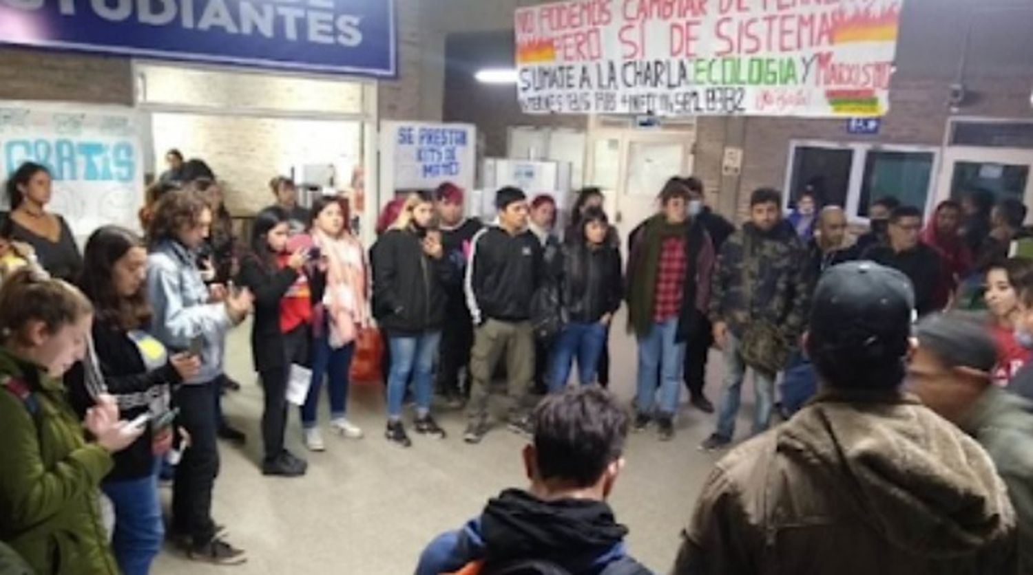 En una universidad de Polvorines denuncian que en las elecciones del Centro de Estudiantes "solo permiten listas K"