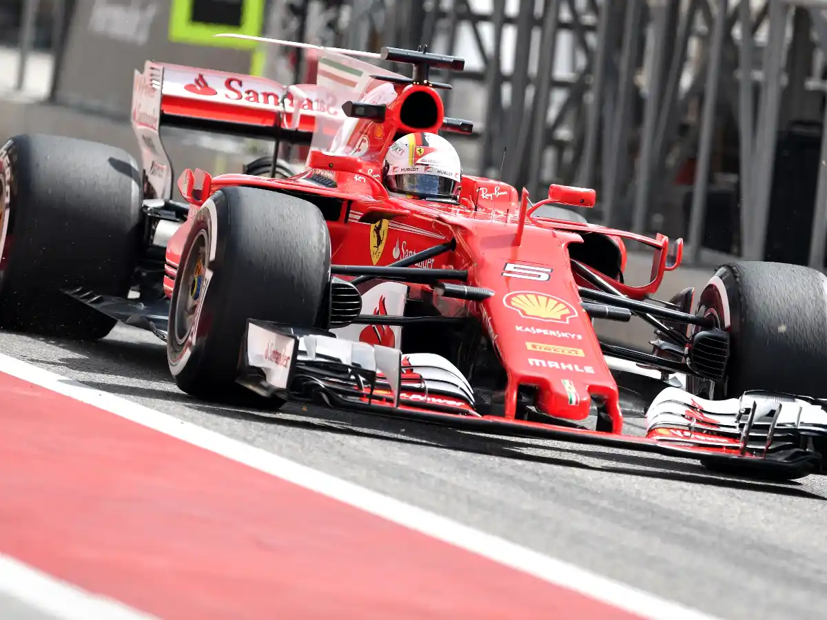 Las Ferrari largan adelante