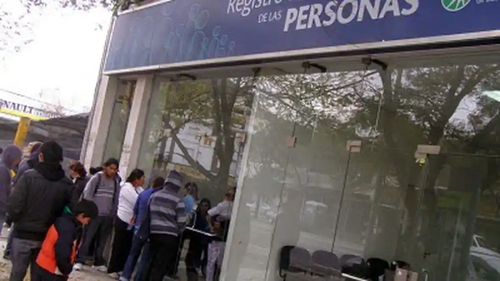 Mar del Plata: Mujer enfureció y arrojó una silla en el Registro Provincial de las Personas