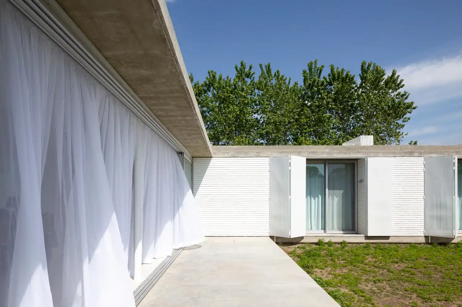 La Casa Parroquial: un patio, una pared blanca y un rayo de luz que entra desde el cielo.