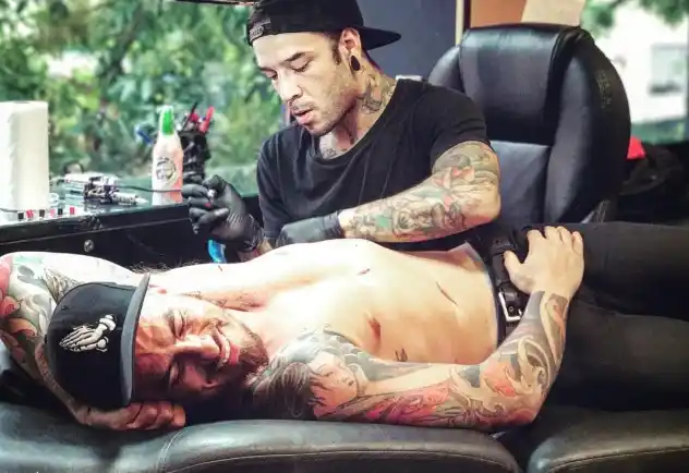 Federico Bal se hizo un nuevo y colorido tatuaje