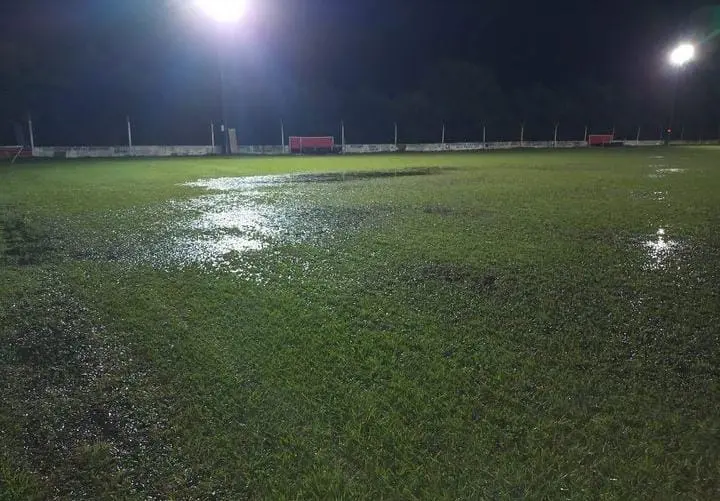 Partido suspendido debido a las lluvias y a las condiciones de la cancha. Foto gentileza: El Clásico