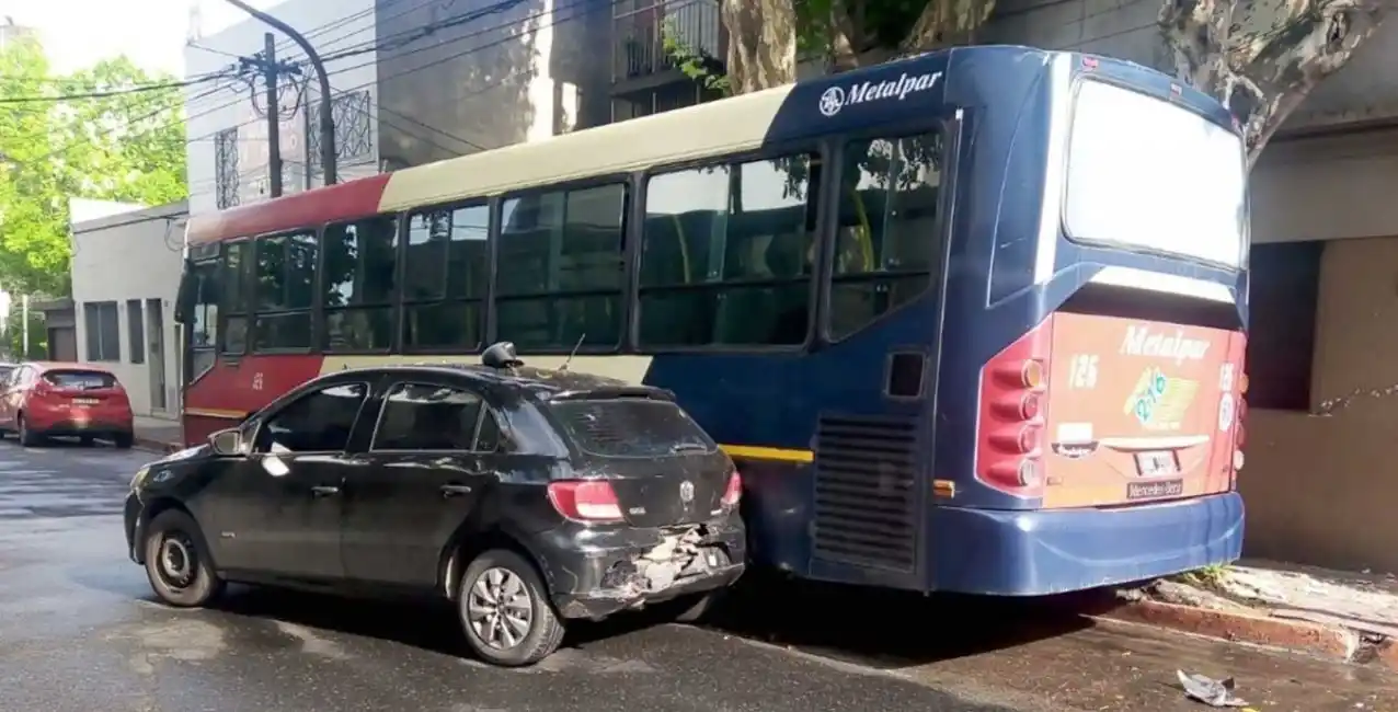 Morón: delincuentes robaron un colectivo en marcha y chocaron a cinco autos