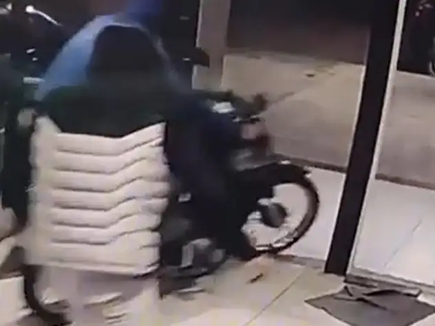 Mientras un hombre hacía "de campana" en la vereda, otros dos se alzaron con la moto.