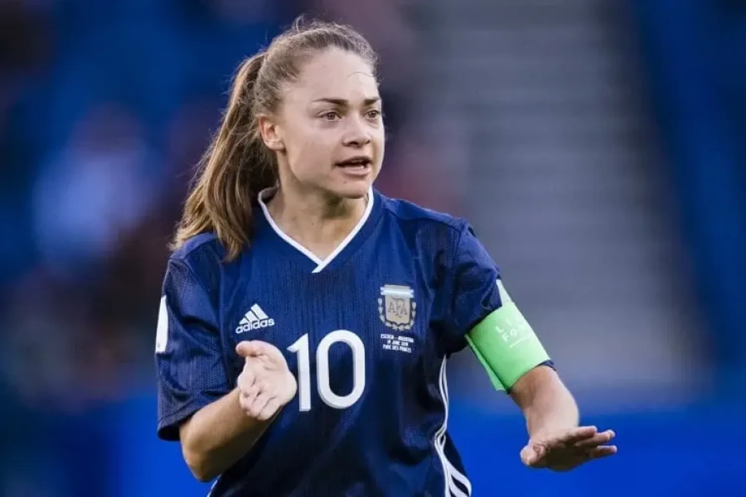 Estefanía Banini fue premiada en la Gala Femenina del Fútbol Europeo