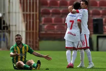 Huracán volvió al triunfo con una goleada ante Aldosivi