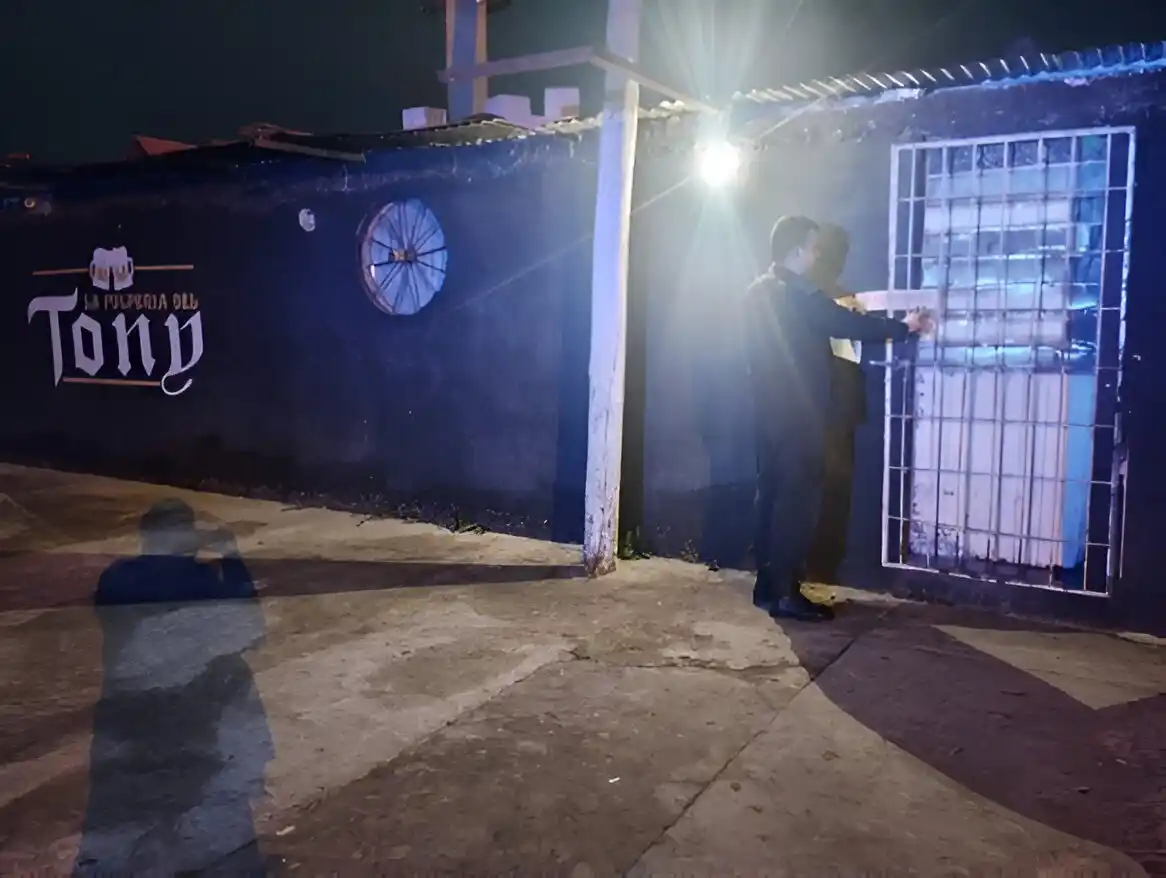 La faja de clausura, otra vez en la entrada de La Pulpería del Tony.