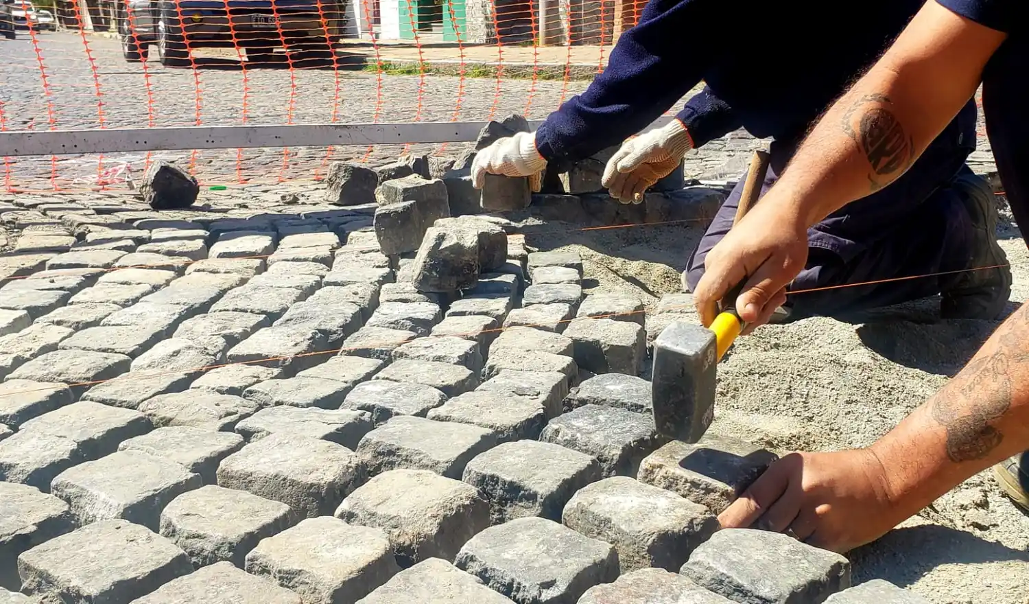 El trabajo consiste en retirar los granitullos existentes, reparar la base y volverlos a colocar